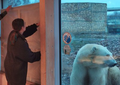 Britta Benno ja Rasputin_näituse Polaarulm ülespanek Tallinna loomaaias 16.02.2023_foto-Riine Kallas